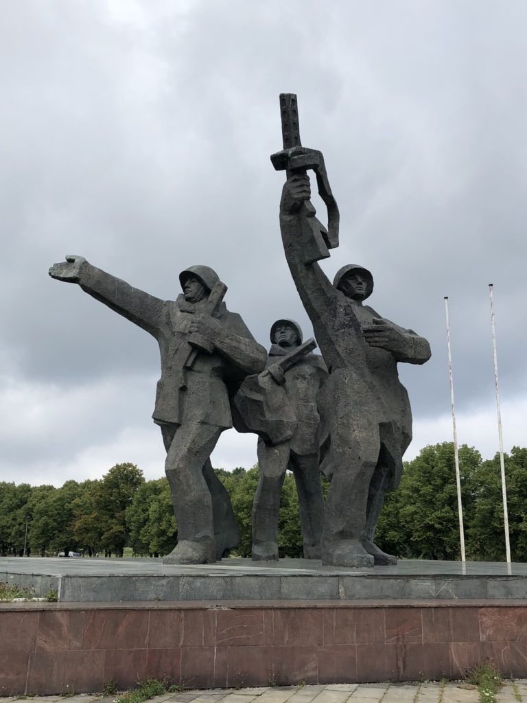 A Band of Three Soldiers on the right of Uzvaras piemineklis 